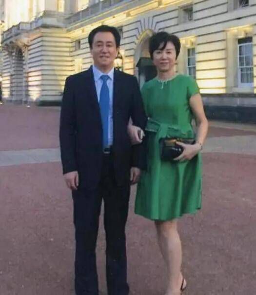 美女吃奶